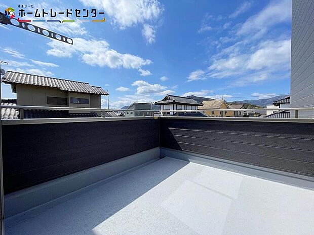 【バルコニー】南側に設置されたバルコニー♪心地よい春の陽射しや暖かな風を楽しむことが出来ます！晴れた日にはたっぷりの洗濯物や布団を干せます！夜には家族で星を眺めたり、家族のつながりを強めてくれるバルコニー！