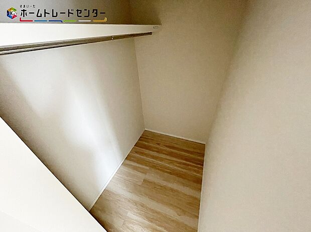 【収納】1号棟
たっぷり収納ができるウォークインクローゼットが完備!ママに嬉しい家事動線など工夫がたくさん!居室の全空間を有効活用出来ます。自分好みのお部屋で、プライベート時間をゆったりお寛ぎください!