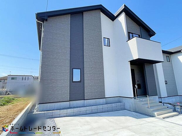 【現地外観写真】２号棟
一戸建ての大きなメリットは、「自分の土地」を自由に使えること。好きなペットが飼えるほか、ガーデニングやＤＩＹ、車の手入れなど様々な趣味を楽しめます♪広いお庭でのびのびと開放的に暮らしましょう！