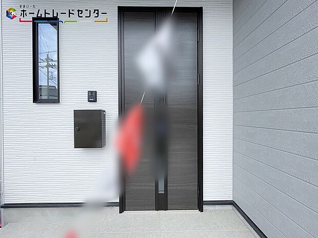 【玄関】玄関ポーチには屋根がついているので雨でも玄関前で濡れずにお出かけ準備が出来ます。セキュリティを高められるTVモニター付きインターフォンが標準装備です！
