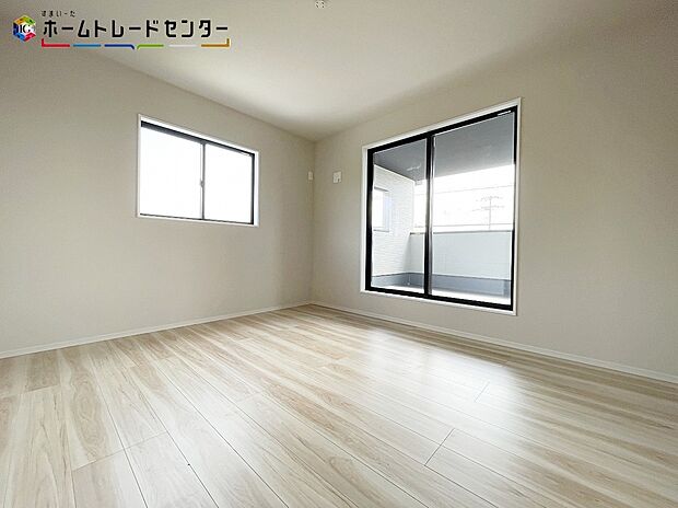 【 リビング以外の居室】大きな窓から光が差し込む室内！日の光で照らされた明るいお部屋は、趣味の時間を過ごす時も、家族や友達と一緒に過ごす時も、いつでも居心地のいいリラックスできる空間をお届けします！