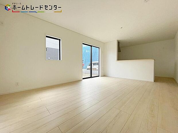 【リビング】1号棟
リビングは、ダイニングやキッチンと一体になっております!調理や食事、勉強や遊び場、様々な機能を持たせる家族のコミュニケーションの場になっております!かけがえのない時間を楽しんでください!