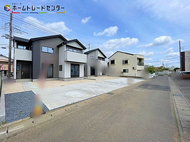 【前面道路含む現地写真】○嬉しい設備仕様
システムキッチン、浴室乾燥機、ウォークインクローゼット、床下収納、TVモニター付インターホン、24時間換気システム、食器洗い乾燥機、折り上げ天井、駐車場３台（車種による）！