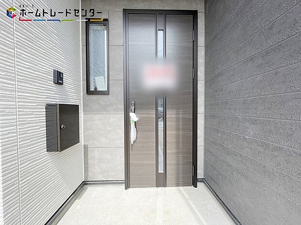 【現地外観写真】玄関ポーチには屋根がついているので雨でも玄関前で濡れずにお出かけ準備が出来ます。セキュリティを高められるTVモニター付きインターフォンが標準装備です！