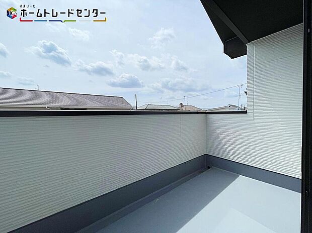 【バルコニー】心地よい春の陽射しや暖かな風を楽しむことが出来るバルコニー。晴れた日にはたっぷりの洗濯物や布団を干せます！屋根があるので急な雨にも慌てずに済みますね！