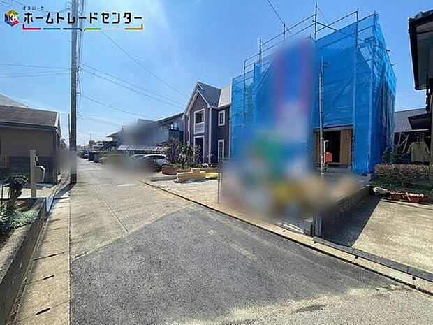 【前面道路含む現地写真】嬉しい仕様がたくさん!
システムキッチン、浴室乾燥機、床下収納、防犯カメラ、TVモニター付きインターホン、人感センサー付玄関灯、EVコンセント、駐車2台可(車種による)♪