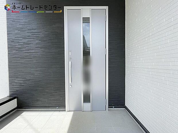 【玄関】玄関ポーチには屋根がついているので雨でも玄関前で濡れずにお出かけ準備が出来ます。セキュリティを高められるTVモニター付きインターフォンが標準装備です！