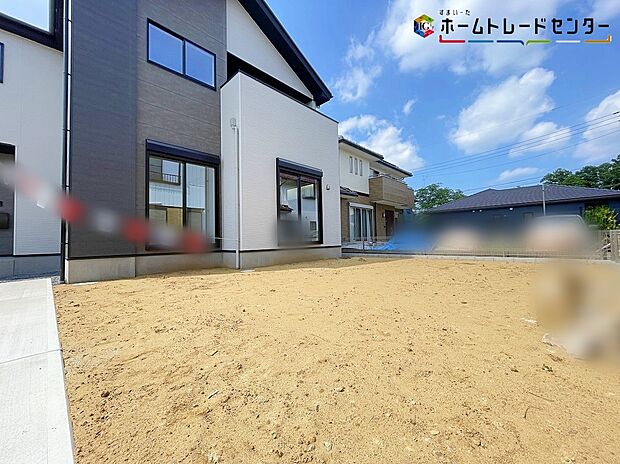 【庭】陽光たっぷり降りそそぐ南庭を備えた理想のお住まいです。お子様の遊び場や趣味のガーデニングなど、ライフスタイルに合わせていろいろとお楽しみ頂けそうです。