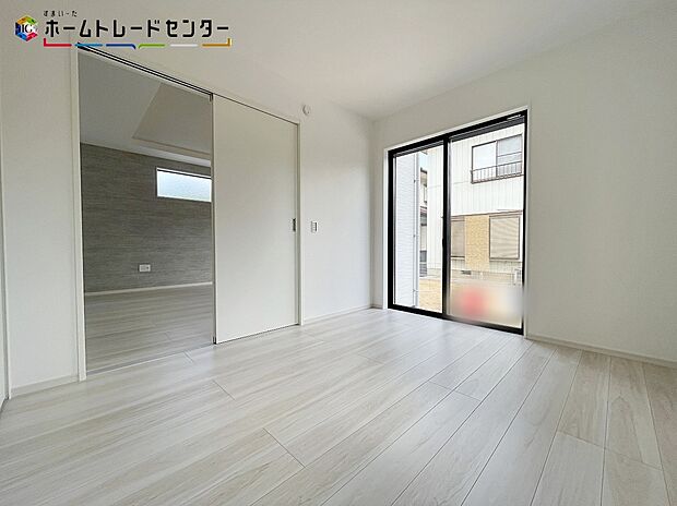 【リビング以外の居室】大きな窓から光が差し込む室内!日の光で照らされた明るいお部屋は、趣味の時間を過ごす時も、家族や友達と一緒に過ごす時も、いつでも居心地のいいリラックスできる空間をお届けします!