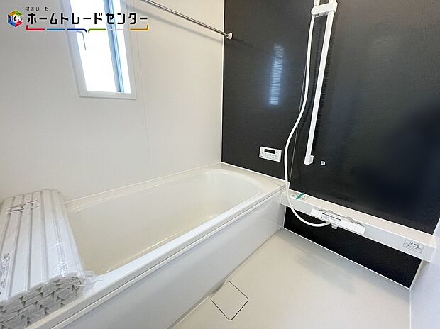 【浴室】浴室乾燥機付きのバスルームとなっております♪落ち着いた雰囲気のゆったり寛げるバスルーム。毎日のバスタイムが楽しみになりそうです。窓があることで、換気環境も良好。掃除もスムーズに出来ます。
