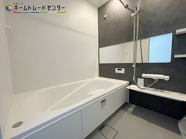 【浴室】ひろびろ1坪サイズのバスルーム。半身浴もできるひろびろな浴槽です。1日の疲れた体を癒せます。入浴後の水滴や湿気を排出し、カビの発生や臭いを抑制する換気乾燥暖房機。雨の日の洗濯物にも効果的です。