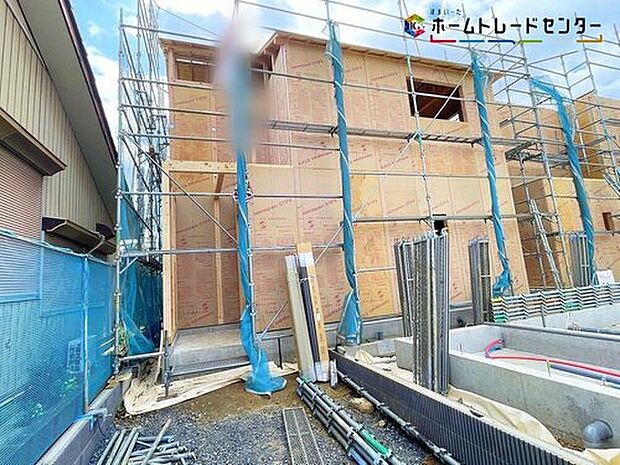 【現地外観写真】2号棟
リビングも各部屋もバルコニーも、大きな窓から開放的な空間に陽の光がたっぷり降り注ぐ、見て明るく!家族も明るく!おうちに帰るのが楽しくなるようなお住まいです!