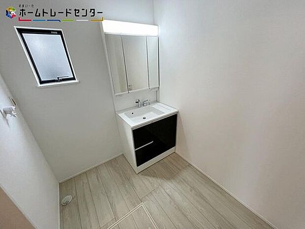 【洗面台・洗面所】2号棟
ちょっとした収納スペースは思いのほか頼りになる存在!サニタリースペースには窓が備えられております。毎朝の身支度も、陽の光差し込む明るい空間で、快適にお使い頂けそうです。