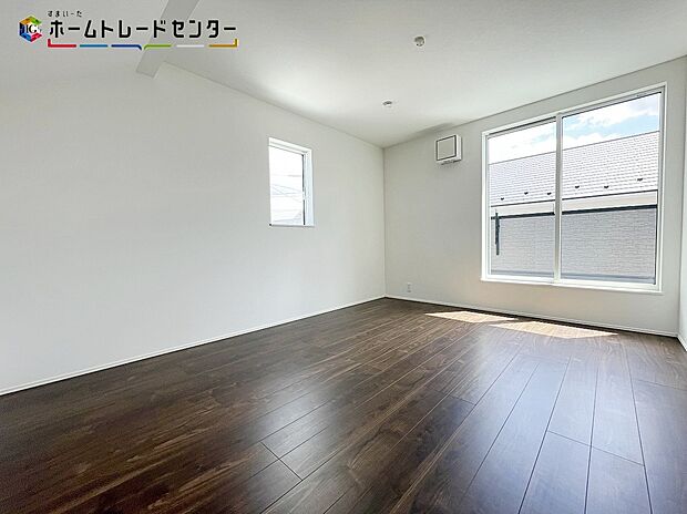 【リビング以外の居室】１号棟
風通しも良く、大変居心地の良いお部屋となっております。爽やかな風を感じられそうです。プライベートの時間もゆったりお寛ぎ頂けそうです。日々の疲れをそっと解きほぐしてくれる、そんな特別な空間です！