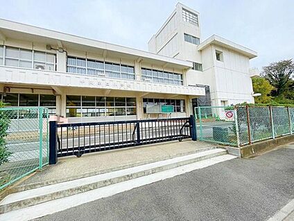 牛久市立牛久第二小学校 450m(徒歩６分)