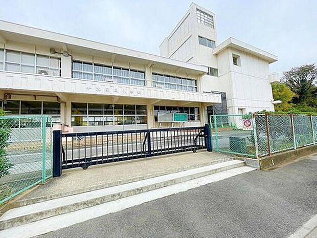 牛久市立牛久第二小学校（約450m）