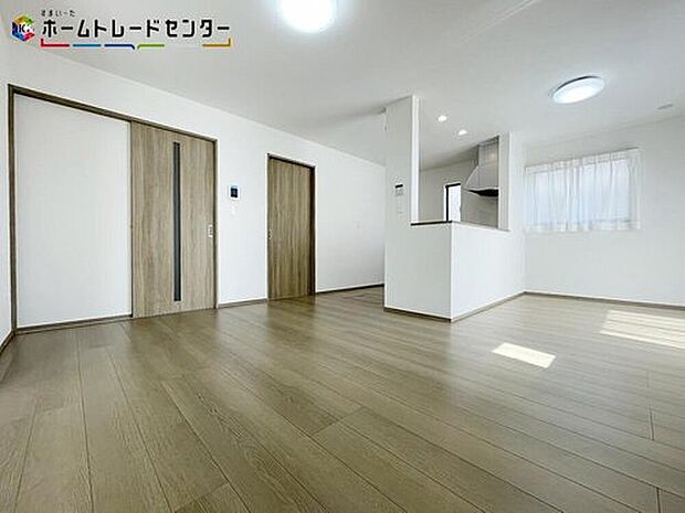 【リビング】A号棟
リビングには大きな窓があり、陽光あふれる明るい空間です。日差しがぽかぽか暖かく、電気代の節約にもなります!休日はご家族でお喋りしながらゴロゴロゆっくりと過ごすのも良いのではないでしょうか!