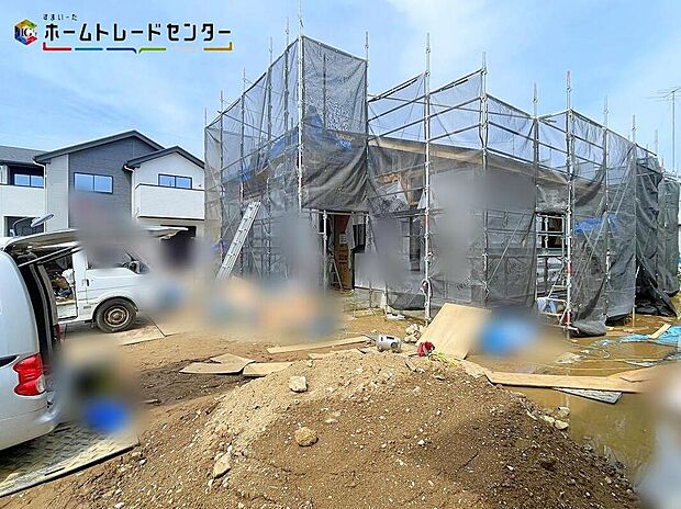 【現地外観写真】３号棟
敷地内にゆとりの駐車スペース完備！毎日の車の出し入れもスムーズで安心です！来客時の駐車にも困りません！快適なカーライフをこの家で！