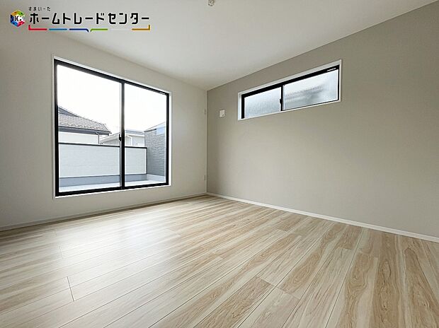 【リビング以外の居室】大きな窓から光が差し込む室内！日の光で照らされた明るいお部屋は、趣味の時間を過ごす時も、家族や友達と一緒に過ごす時も、いつでも居心地のいいリラックスできる空間をお届けします！