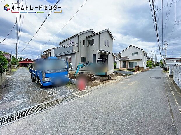 【現地外観写真】
一戸建ての大きなメリットは、「自分の土地」を自由に使えること。好きなペットが飼えるほか、ガーデニングやDIY、車の手入れなど様々な趣味を楽しめます♪広いお庭でのびのびと開放的に暮らしましょう!