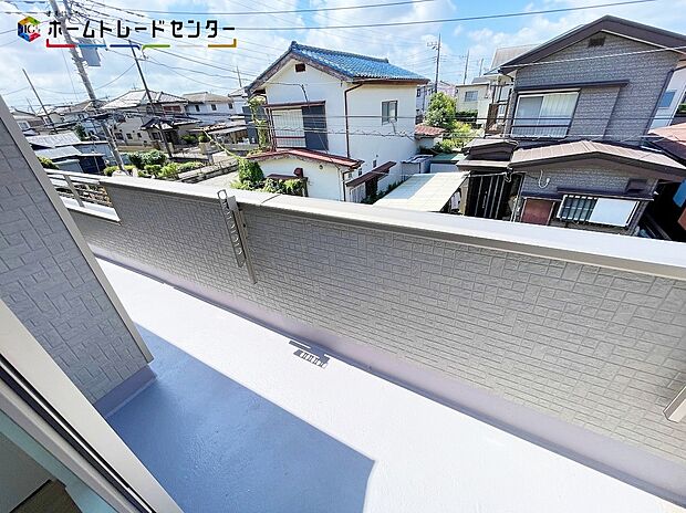 【バルコニー】南向きのバルコニー！日当たりも良く洗濯物の他に大きな布団も干せます！お日様の暖かな匂いに包まれたお布団は、快適な睡眠に導いてくれることでしょう！ほっと一息つきたいときも、静かなひと時を過ごせる空間です