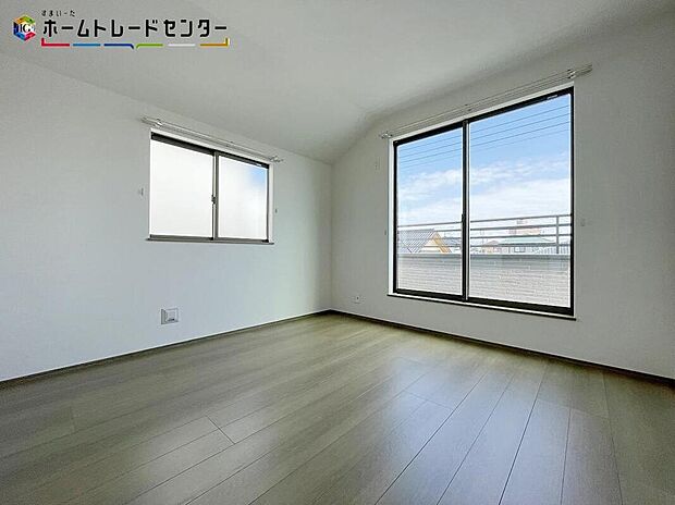 【リビング以外の居室】2面採光のお部屋ですので、明るく暖かいのはもちろん換気・通気もいいです！お勉強やお仕事で煮詰まった時でも、窓を開けて空気の入れ替えをすればリフレッシュできモチベーションも上がりまた頑張れますね！