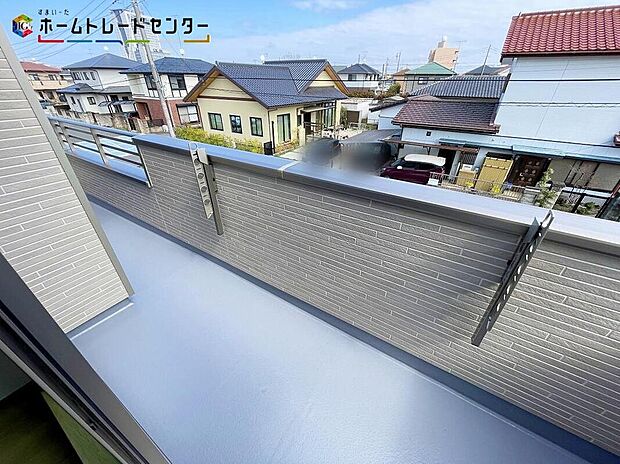 【バルコニー】陽当たりの良いバルコニーはお洗濯物を干すのはもちろん、植物を育てるのにぴったりの空間です！プランターを置いてちょっとしたガーデニングを楽しむのもおすすめです！バルコニーで快適に過ごせることでしょう！