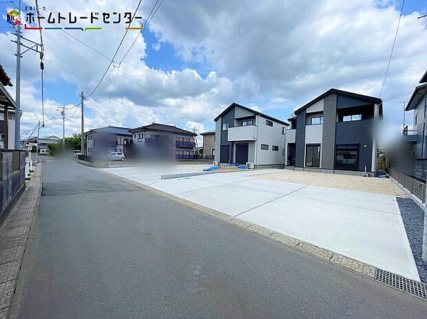 【前面道路含む現地写真】○嬉しい設備仕様
システムキッチン、浴室乾燥機、ウォークインクローゼット、床下収納、TVモニター付インターホン、24時間換気システム、食器洗い乾燥機、折り上げ天井、パントリー、駐車場３台（車種による）