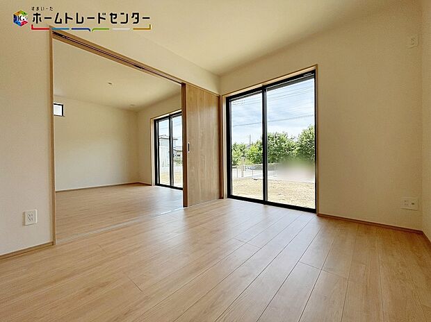 【 リビング以外の居室】B号棟
リビング隣のお部屋は、お昼寝のお部屋や趣味のお部屋、ワークスペースとお使いになれます！また、将来家族が増えた場合でもご夫婦の寝室にしたり、ご両親のお部屋にしたり様々に用途に使える魅力的な空間！