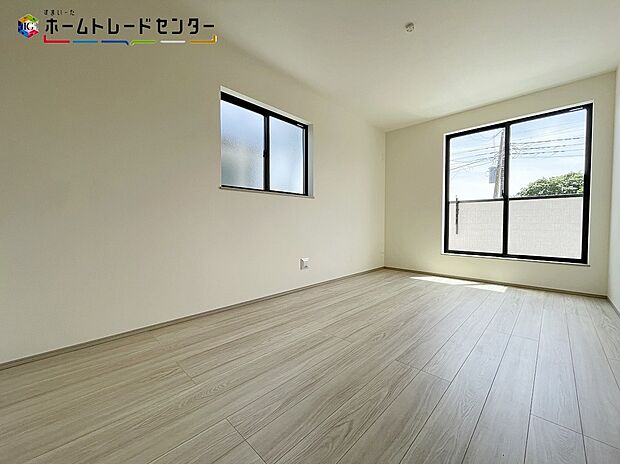 【 リビング以外の居室】C号棟
日当たりが良い南向きのお部屋です！長い時間、日光が差し込むため部屋全体が明るく居心地の良い空間です！日中は照明を点ける必要もありません！収納もございますのでお部屋も広々、物の置場にも困りません