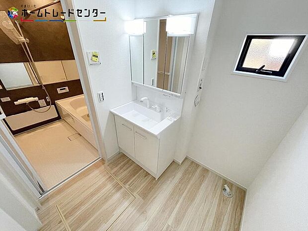 【洗面台・洗面所】散らかりがちな洗面所も三面鏡うしろの収納でスッキリ！サニタリースペースには窓が備えられております。毎朝の身支度も、陽の光差し込む明るい空間で、快適にお使い頂けそうです。