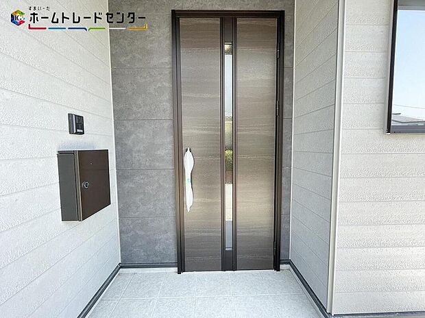 【玄関】玄関ポーチには屋根がついているので雨でも玄関前で濡れずにお出かけ準備が出来ます。セキュリティを高められるTVモニター付きインターフォンが標準装備です！