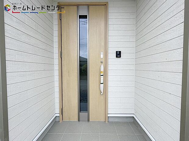 【玄関】２号棟
玄関ポーチには屋根がついているので雨でも玄関前で濡れずにお出かけ準備が出来ます。セキュリティを高められるTVモニター付きインターフォンが標準装備です！