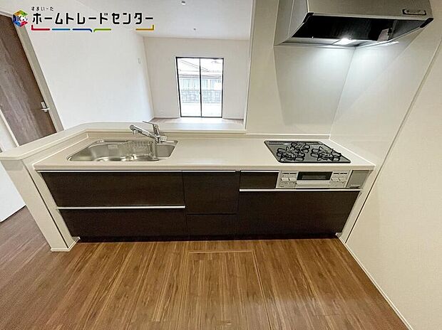 【キッチン】２号棟リビングで遊んでいるお子様を見守りながら、時にはお喋りをしながら料理や後片付けができる人気の高いスタイルです！キッチンに居ながら、家族とのコミュニケーションがとれます！