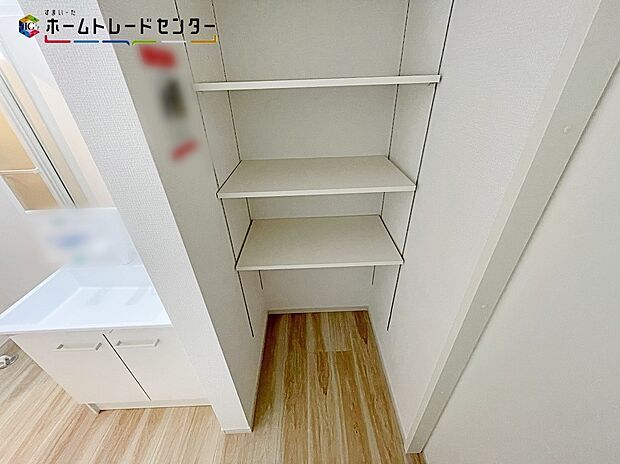 【洗面所】1号棟
お風呂上がりの着替えが楽になるリネン庫!タオルやパジャマ、下着を収納すれば各部屋へ取りに行かなくても済みますね!洗剤やシャンプーなどのストック品も綺麗に整理整頓出来ます!