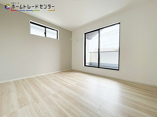 【リビング以外の居室】1号棟
大きな窓から光が差し込む室内!日の光で照らされた明るいお部屋は、趣味の時間を過ごす時も、家族や友達と一緒に過ごす時も、いつでも居心地のいいリラックスできる空間をお届けします!