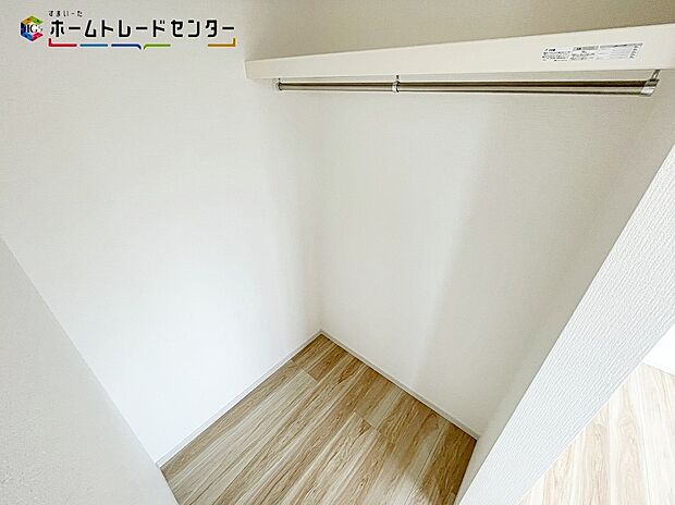 【収納】1号棟
季節を問わずたっぷり収納ができるウォークインクローゼット完備!広い収納やママに嬉しい家事動線など工夫がたくさん!片付けが自然とラクになり、お家時間がもっと好きになります。