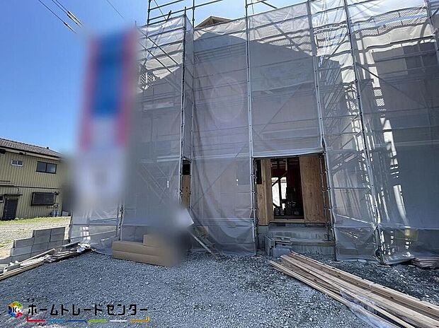 【現地外観写真】２号棟＞リビングも各部屋もバルコニーも、大きな窓から開放的な空間に陽の光がたっぷり降り注ぐ、見て明るく！家族も明るく！おうちに帰るのが楽しくなるようなお住まいです！