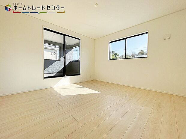 【リビング以外の居室】4号棟
お子様の成長は早いもの!どんどん増えていく荷物も、楽々しまえる収納力です!お部屋は美しい空間を保てますね!オシャレなママは洋服もたくさんです!収納に困らないよう、各部屋の収納力も見逃せない!!