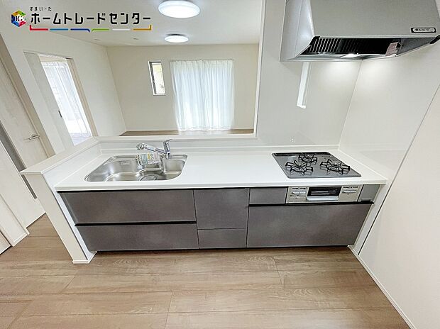 【キッチン】B号棟
対面キッチンは、リビングやダイニングと一体感のある空間が魅力的です!リビング全体を見渡すことができ、テレビを見ながら、家族と会話しながら料理が作れ、コミュニケーションがとても取りやすいです!