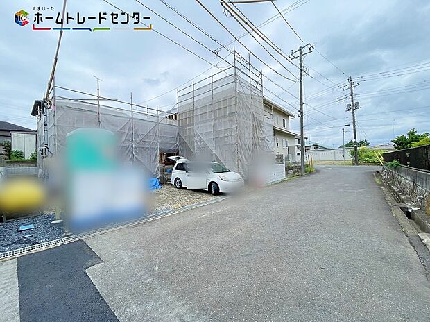 【前面道路含む現地写真】一戸建ての大きなメリットは、「自分の土地」を自由に使えること。好きなペットが飼えるほか、ガーデニングやＤＩＹ、車の手入れなど様々な趣味を楽しめます♪広いお庭でのびのびと開放的に暮らしましょう！