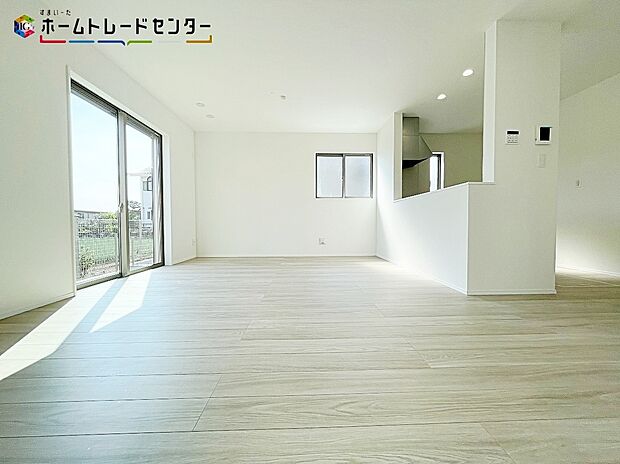 【リビング】B号棟
ママの目線でデザインされた住まいは、水回りの導線や豊富な収納など魅力がたくさん。洗濯物を洗っているうちにご飯の下ごしらえなどの「ながら家事」がしやすいレイアウト♪