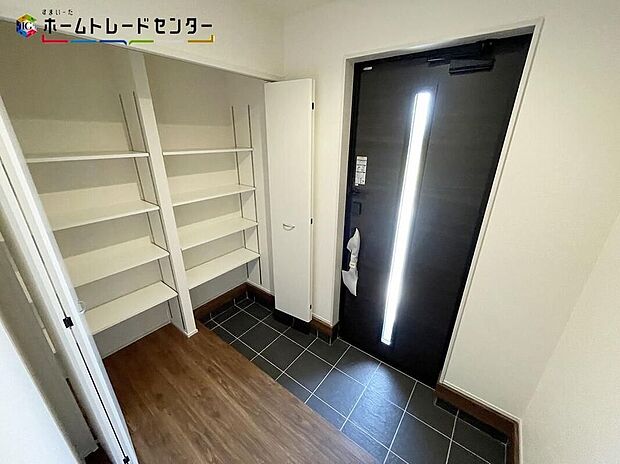 【玄関】家族が毎日出入りする場所！大切な来客を迎える場所！そんな玄関は、自然光を取り込める優しい雰囲気の空間となっております！玄関収納も設置してあり家族の靴も片付けられますので、いつでも綺麗をキープ出来ます！