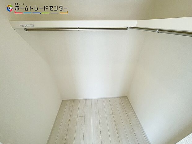 【収納】2号棟
ウォークインクローゼットは高い収納力が魅力の設備!夫婦で分けたり、アイテムで分けたりでき使い勝手が良いです!また、帽子や鞄、アクセサリーはもちろん、ゴルフバックやキャリーバックも収納出来ます!