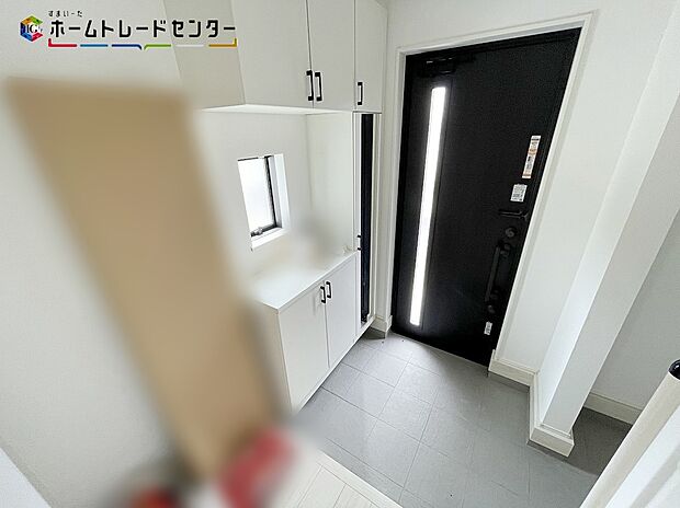 【玄関】ご家族が増えると靴の数も増えますね。大容量の収納力で大家族の履物もすっきり収納できます！いつでも玄関周りがすっきりと片付きますので急な来客でも慌てません！