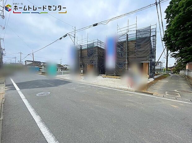 【前面道路含む現地写真】1号棟 嬉しい仕様がたくさん!システムキッチン、浴室乾燥機、床下収納、防犯カメラ、TVモニター付きインターホン、人感センサー付玄関灯、全居室ペアガラス、駐車2台可(車種による)♪