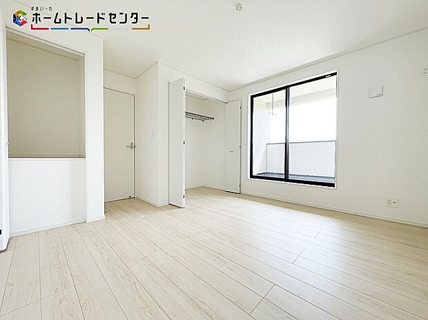 【リビング以外の居室】4号棟
爽やかな風を感じて起きる朝は、快適生活の始まり!朝日と共に、目覚ましなしでも自然と気持ちよく起床出来そうです!気持ちよく目覚めれば一日が充実します!日中もたっぷり日差しが降りそそぐ間取りです!