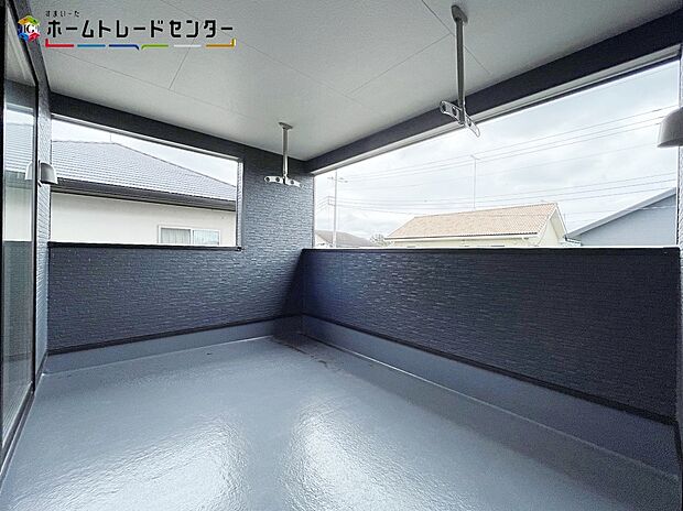 【バルコニー】家族分の洗濯物やお布団が一気に干せます！重労働ですし、お天気にも左右される家事ですが快適でスムーズに行えるよう、動きやすい広さを確保しております！室内空間と外空間の中間のような雰囲気が得られます！