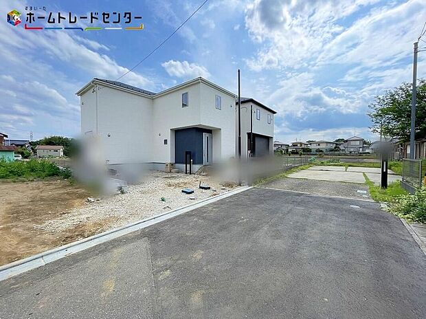 【前面道路含む現地写真】１号棟◆平日・お仕事帰りなど、いつでもご案内致します！お気軽にお問い合わせ下さい♪お待ちしております！自然光に包まれたあふれる陽光の輝き、子どもたちの笑顔も光り輝いて見えますね♪