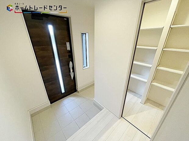 【玄関】家族が毎日出入りする場所!大切な来客を迎える場所!そんな玄関は、自然光を取り込める優しい雰囲気の空間となっております!玄関収納も設置してあり家族の靴も片付けられますので、いつでも綺麗をキープ出来ます!